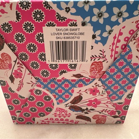 NEW Taylor Swift Lover House Snow Globe - Picture 8 of 12